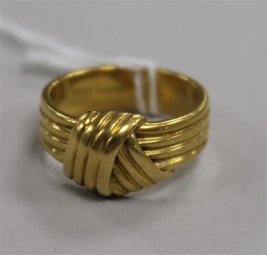 A yellow metal knot ring 8.8g